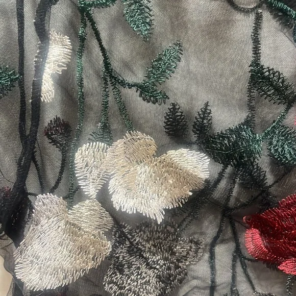 Small lace crop top - Picture 2 of 4